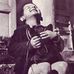 ألتقطت عام 1946 لطفلٍ يتيم أُهدي حينها زوج من الأحذية الجديدة وتظهر عليه ملامح السعادة !
