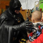مليونيرا يستخدم ثروته ويرتدي زي باتمان لزيارة الأطفال في المستشفيات ليجلب لهم البسمة