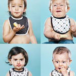مصور يقوم بألتقاط صور للأطفال أثناء تناولهم الليمون ليظهرون بهذا الشكل