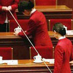 في دولة اليابان على العاملات في البوفيه التحقق من محاذاة أكواب الشاي بالسنتيمتر ، كان ذلك في البرلمان الياباني