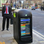 صندوق القمامة في لندن يعرض آخر الأخبار وحالة الطقس وحالة المرور