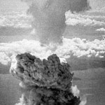 سحابة الناتجة من إسقاط قنبلة نووية على ناجازاكي في اليابان 1945 وكان ارتفاع السحابة 18 كم