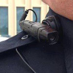 وضع كاميرات صغيرة على ملابس ضابط الشرطة من اجل توثيق تفاعلهم مع المدنيين