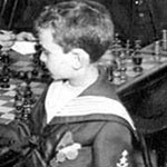 صورة لبطل الشطرنج صامويل ريشفسكي و هو يهزم عدد من عمالقة الشطرنج في فرنسا