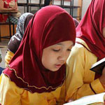 طالبات مسلمات يقرأن القرآن في الفلبين
