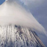 صورة رائعة لسحابة تغطي رأس قمة جبل كليوتشيفسكايا في سيبيريا !