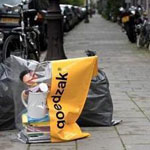 في هولندا ستجد عند القمامة أكياس مكتوب عليها بالهولندية “كيس جيد” لإحتواءها عناصر لازالت صالحة للاستخدام لمن يرغب بها