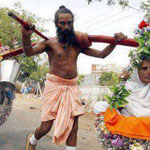 هندي يحمل امه بطريقة غريبة