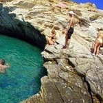 بركة سباحة طبيعية. جزيرة ثاسوس، اليونان.