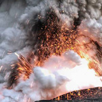 صورة توثق لحظة انفجار للحمم البركانية...