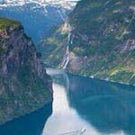 نهر جميل تحيط به جبال خضراء في النرويج