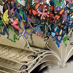 منحوتة فنية رائعة صُنعت بواسطة تضم صفحات كتاب صنوعة من المعدن 