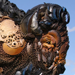 فنان أمريكي يستغل الحديد المستعمل ويحوله إلى مجسمات وأشكال حيوانات