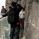 صورة مدهشة لممر زجاجي مبني على سفح جبل تيانمن 
