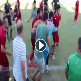 بالفيديو: وفاة مدرب فريق مصري على أرض الملعب.. وانهيار نجله واللاعبين