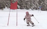موهبة غير عادية فتاة في الرابعة من العمر تتزحلق على الثلج