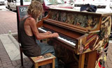 رجل بلا مأوى يلتقط رزقه  بالعزف البيانو بشكل جميل