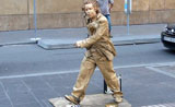 رجل يحول نفسه لتمثال في الشارع ويمشي كوميدي