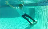موهبة رائعة تزلج تحت الماء