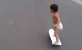 طفل أسترالي أتقن التزلج على اللوح الخشبي قبل المشي