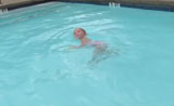 موهبة مذهلة لأبنة العامين في إيجادة السباحة