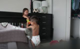 كاميرا خفية تكشف ما تقوم به الأطفال خلال وقت القيلولة 