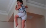 طفل لدية مهارة غريبة وصعبة فى التسلق 