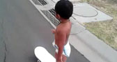 طفل ابن العامين يركب لوحة التزلج