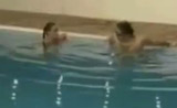 سباق بين جيلبرت ونينا في المسبح