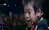 طفل صيني يغني ويعزف بطريقة رائعة